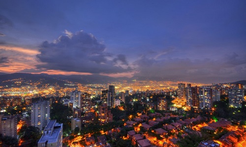 alojarte en el poblado para realizar turismo en Medellin