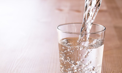 beneficios de consumir agua purificada